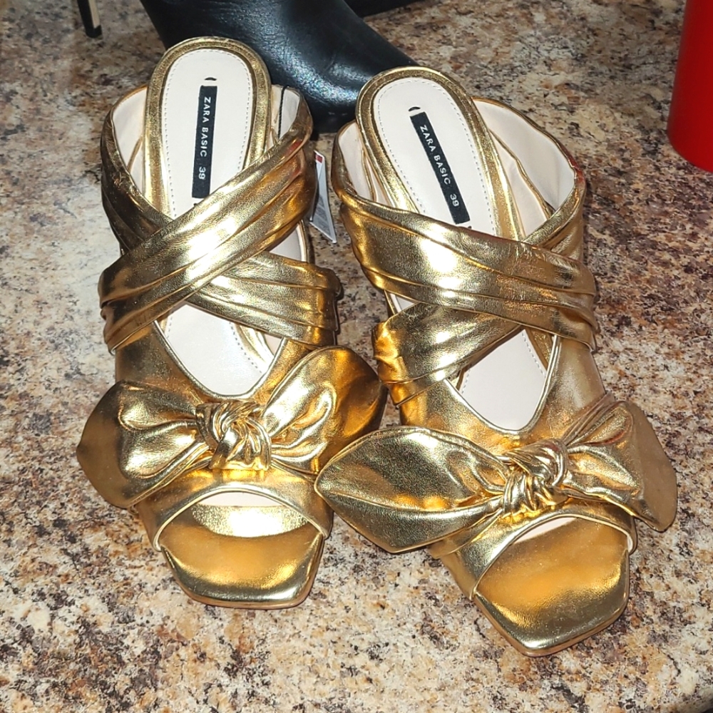 NWT Zara gold heels